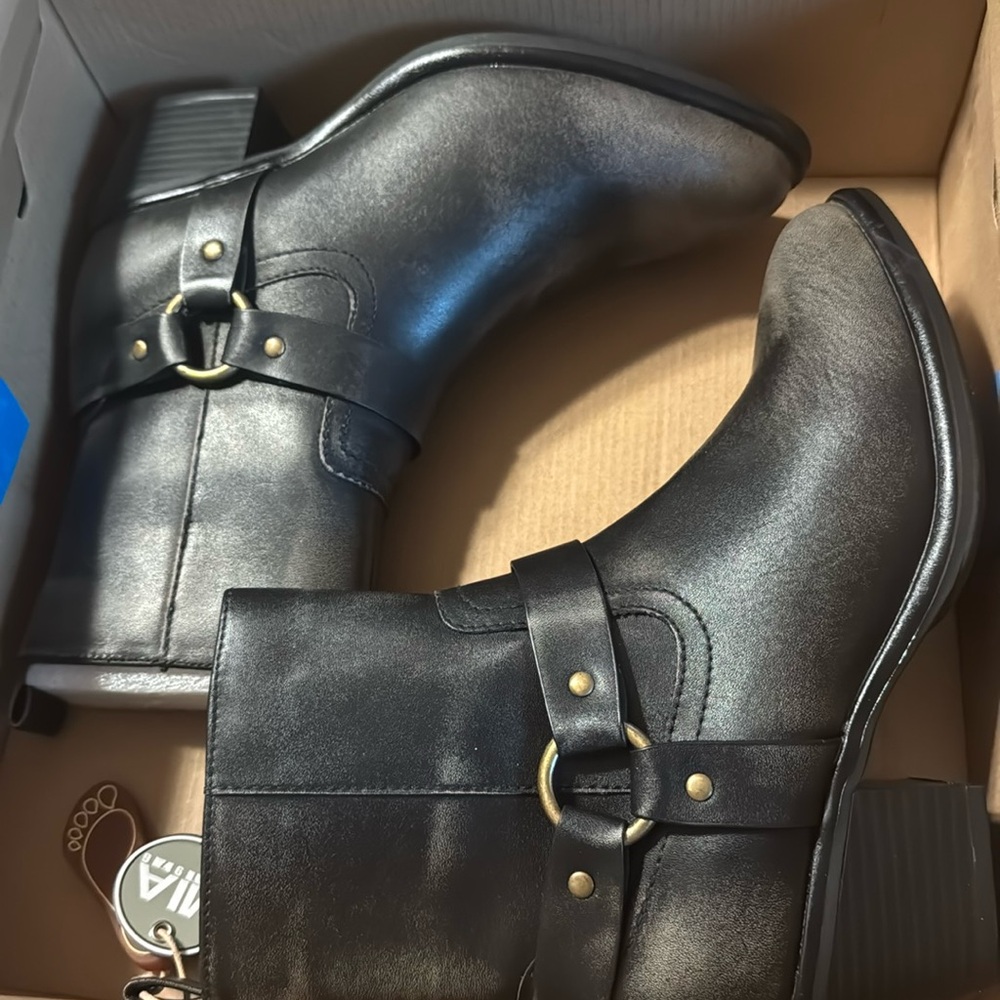 Women’s NIB Mia Boots